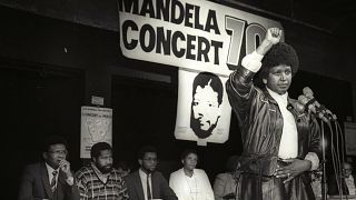 Winnie Mandela organisiert ein Pop-Konzert im Namen ihres Mannes (1988)