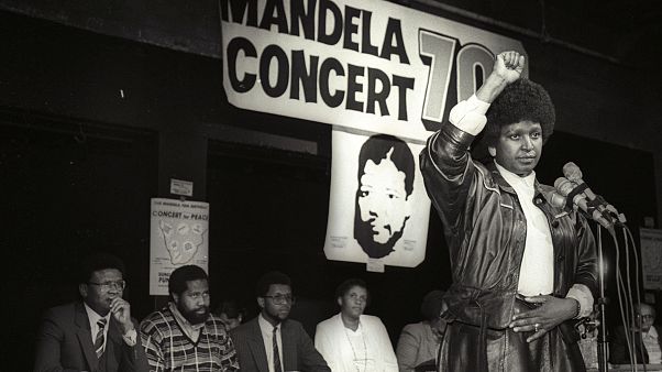 Winnie Mandela organisiert ein Pop-Konzert im Namen ihres Mannes (1988) Winnie Mandela organisiert ein Pop-Konzert im Namen ihres Mannes (1988)