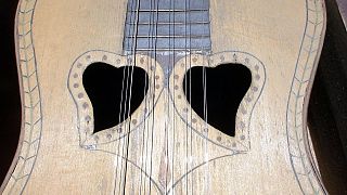 Viola da Terra provém da guitarra portuguesa e pode ter 16 cordas de metal