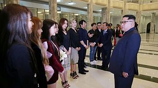 Kuzey Kore lideri Güney Koreli şarkıcıları izledi