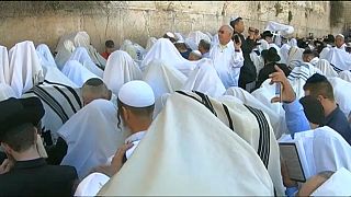 شاهد: ألاف اليهود يؤدون صلاة "كوهانيم" أمام حائط البراق