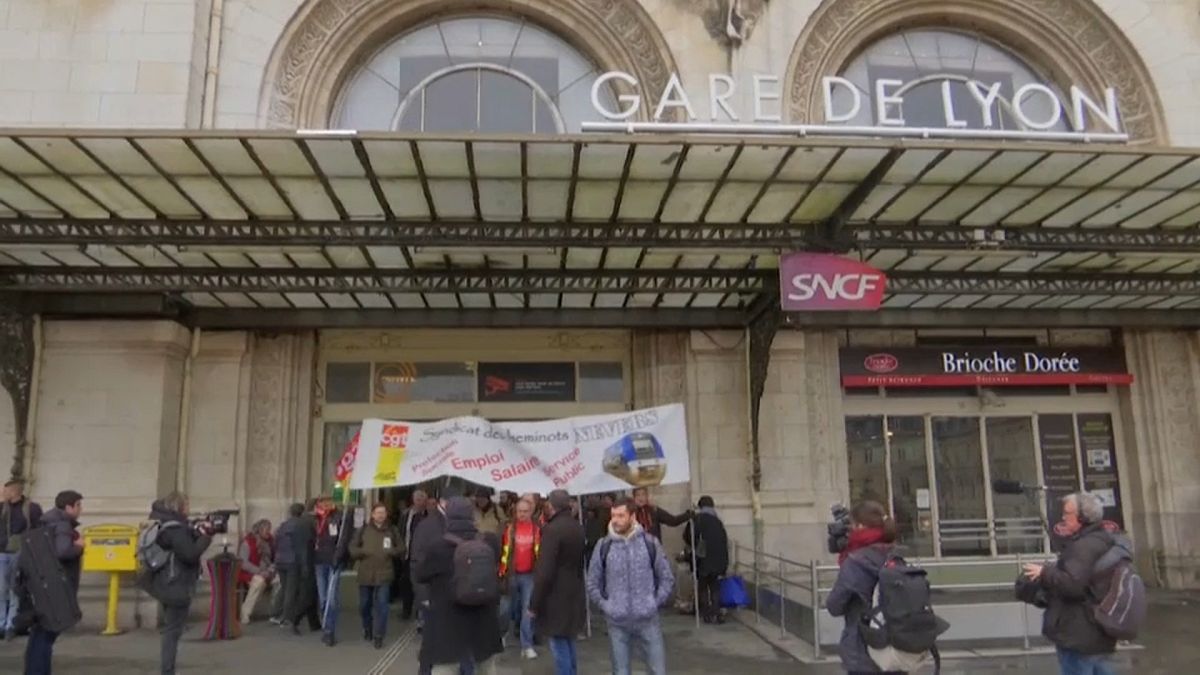 French rail commuters brace for three-month strike