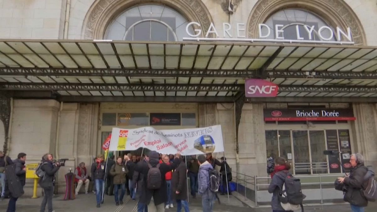 Masiva huelga de los trabajadores del ferrocarril en Francia