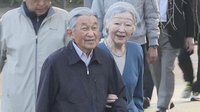 بازدید امپراتور ژاپن و همسرش از شکوفه‌های گیلاس