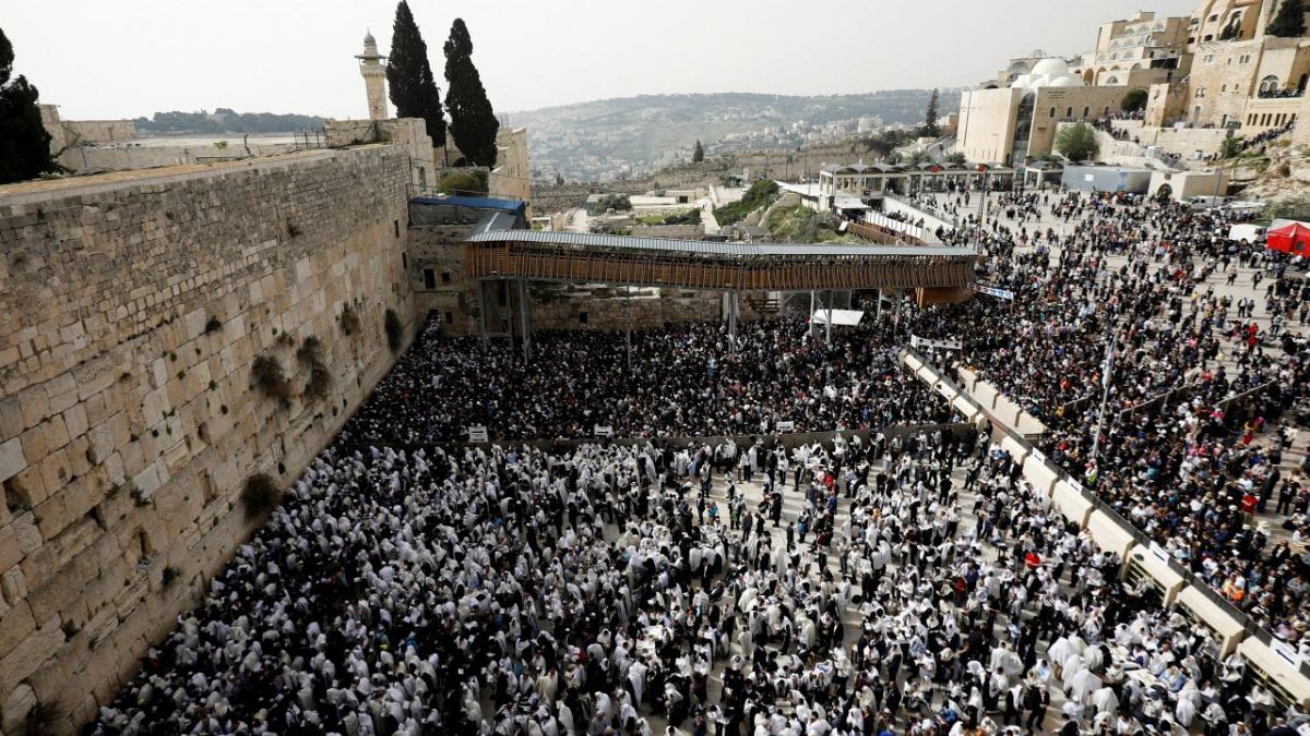 Judeus assinalam Páscoa no Muro das Lamentações