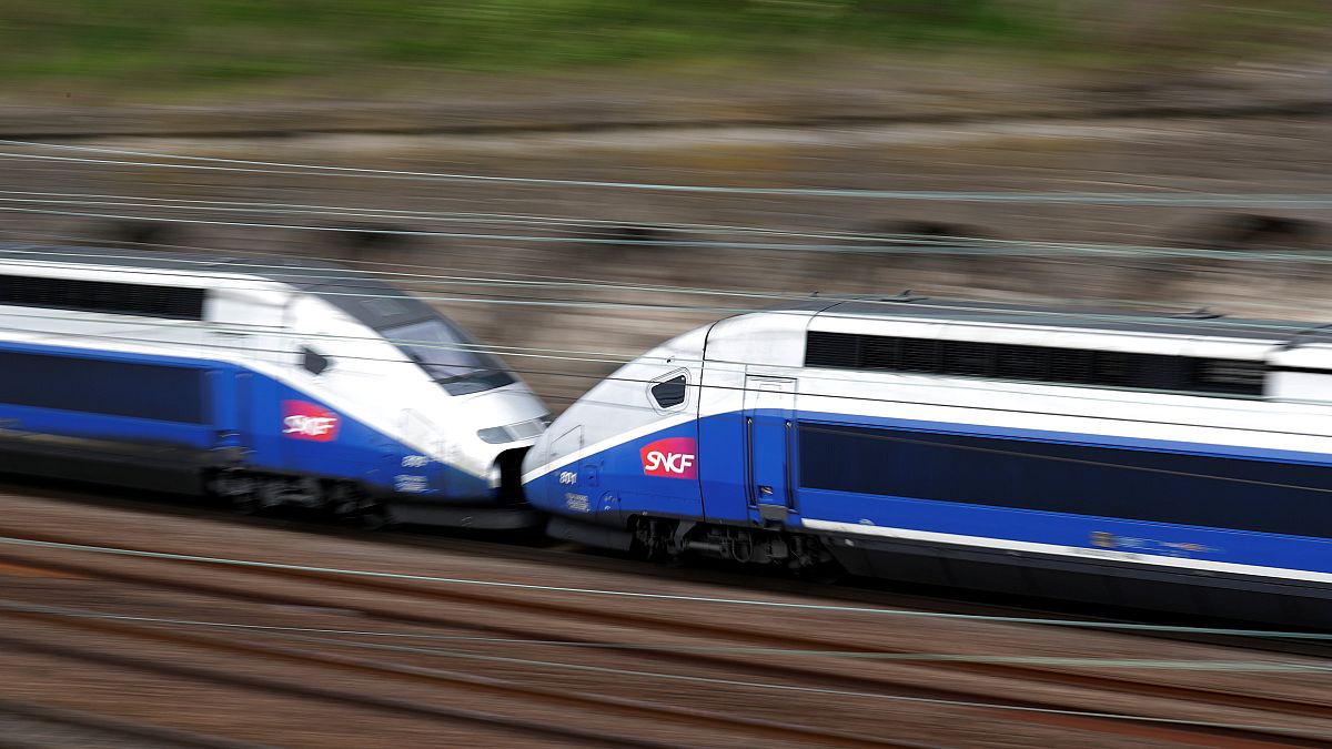 Παραλύει η Γαλλία από την απεργία στους σιδηροδρόμους