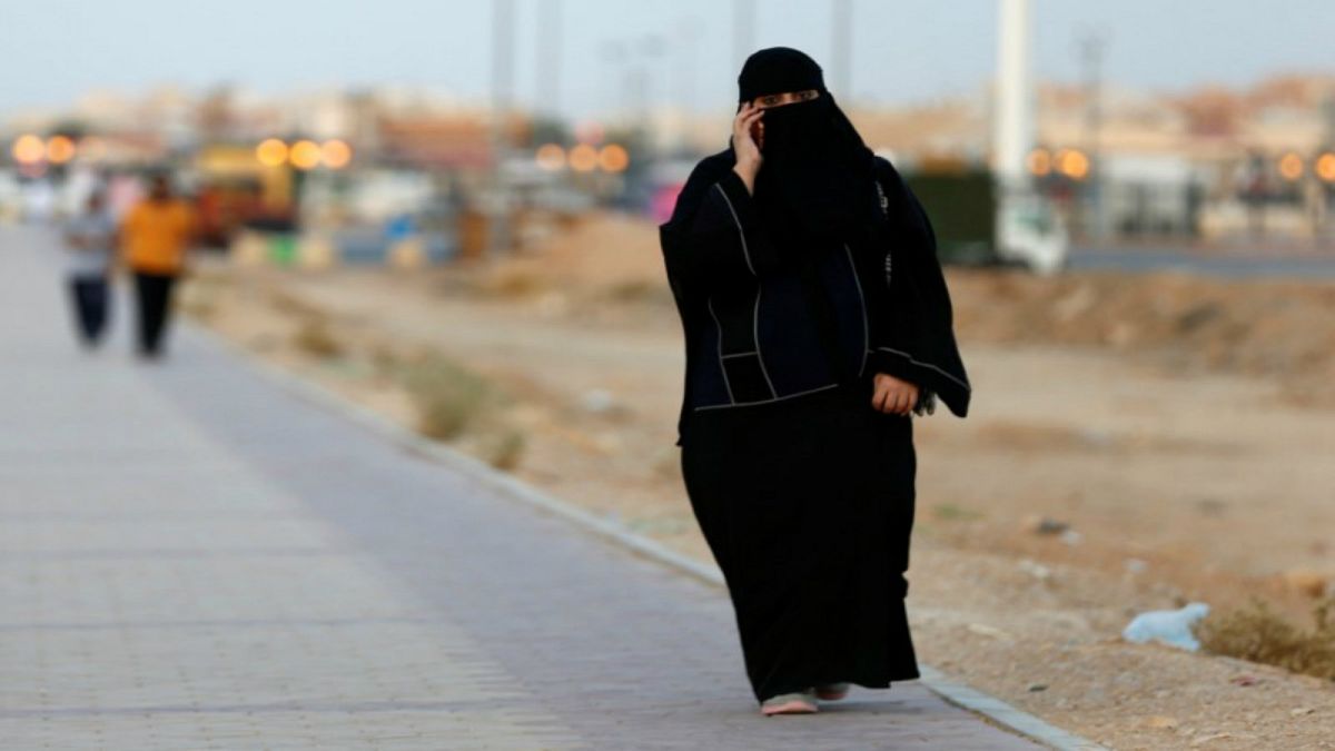السعودية: الحبس وغرامة مالية لتجسس الأزواج على الهواتف