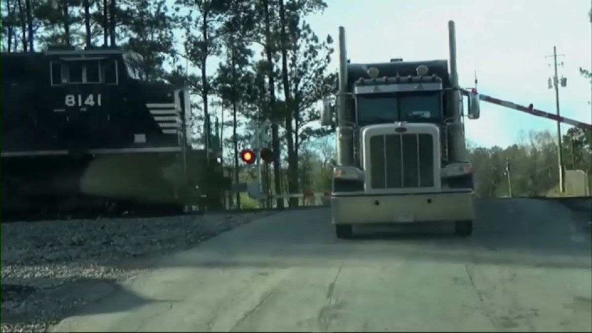 Usa, treno travolge camion: il video