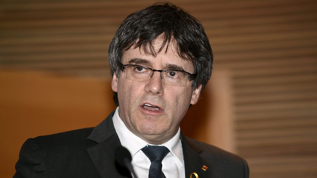 Alman savcılar Katalonya Özerk Bölgesi eski lideri Carles Puigdemont'un sınır dışı edilmesini talep etti.