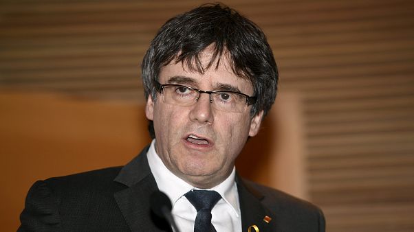Alman savcılar Katalonya Özerk Bölgesi eski lideri Carles Puigdemont'un sınır dışı edilmesini talep etti. Alman savcılar Katalonya Özerk Bölgesi eski lideri Carles Puigdemont'un sınır dışı edilmesini talep etti.