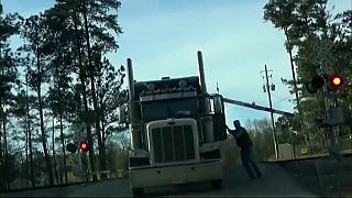 EUA: Comboio colide com camião bloqueado nos carris