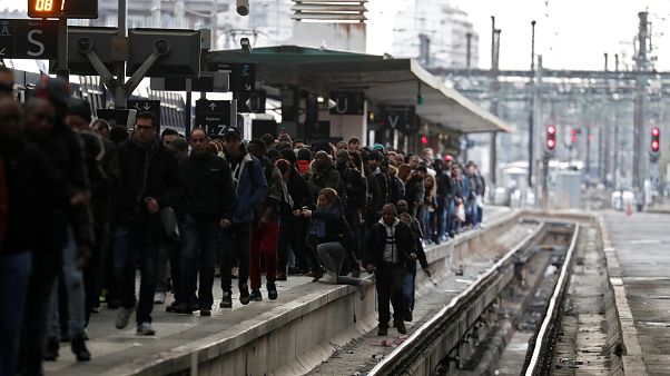 Γαλλία: Χωρίς σιδηροδρόμους λόγω απεργίας Γαλλία: Χωρίς σιδηροδρόμους λόγω απεργίας