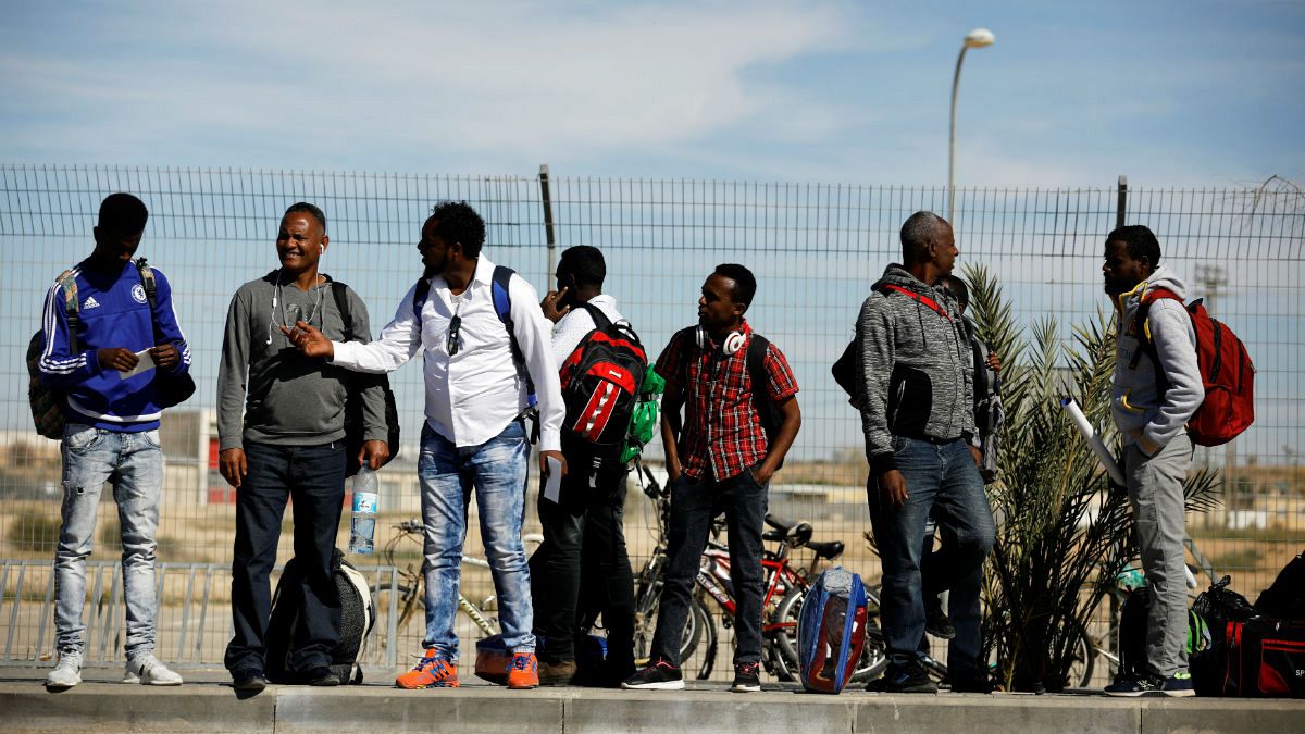 پناهجویان آفریقایی در مقابل بازداشتگاه مهاجران هولوت در اسرائیل