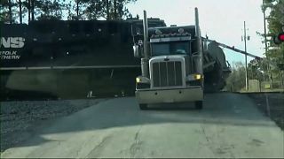 حادث اصطدام مروع بين قطار وشاحنة في ولاية جورجيا الاميركية