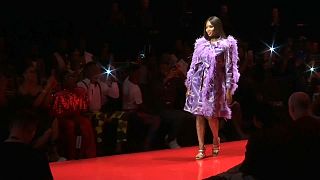 Naomi Campbell acapara la atención en la Arise Fashion Week