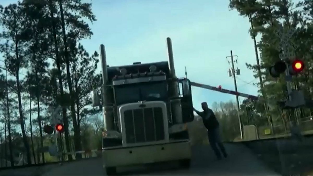ویدئو؛ لحظه هولناک تصادف قطار با کامیون  