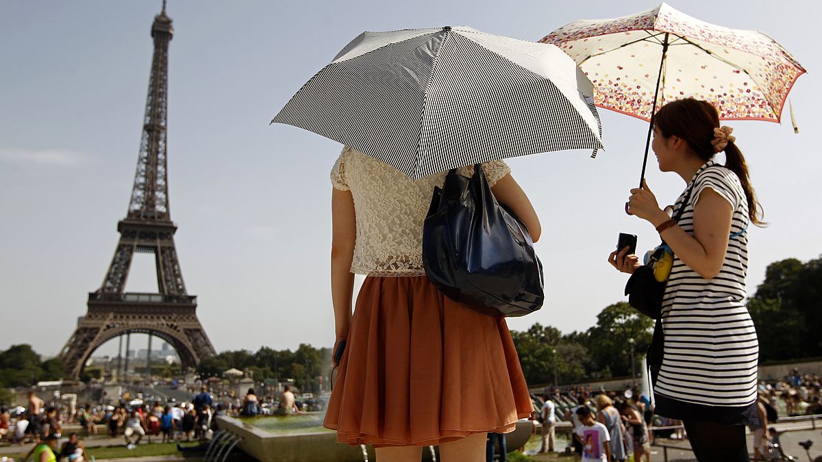 Des touristes regardent la Tour Eiffel