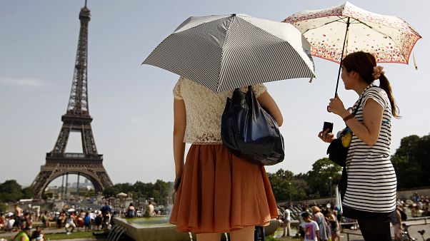 Des touristes regardent la Tour Eiffel Des touristes regardent la Tour Eiffel
