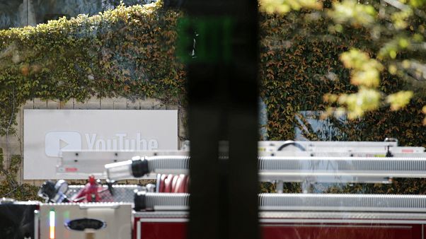 Bombeiros, polícia e equipas de emergência junto à sede do Youtube Bombeiros, polícia e equipas de emergência junto à sede do Youtube
