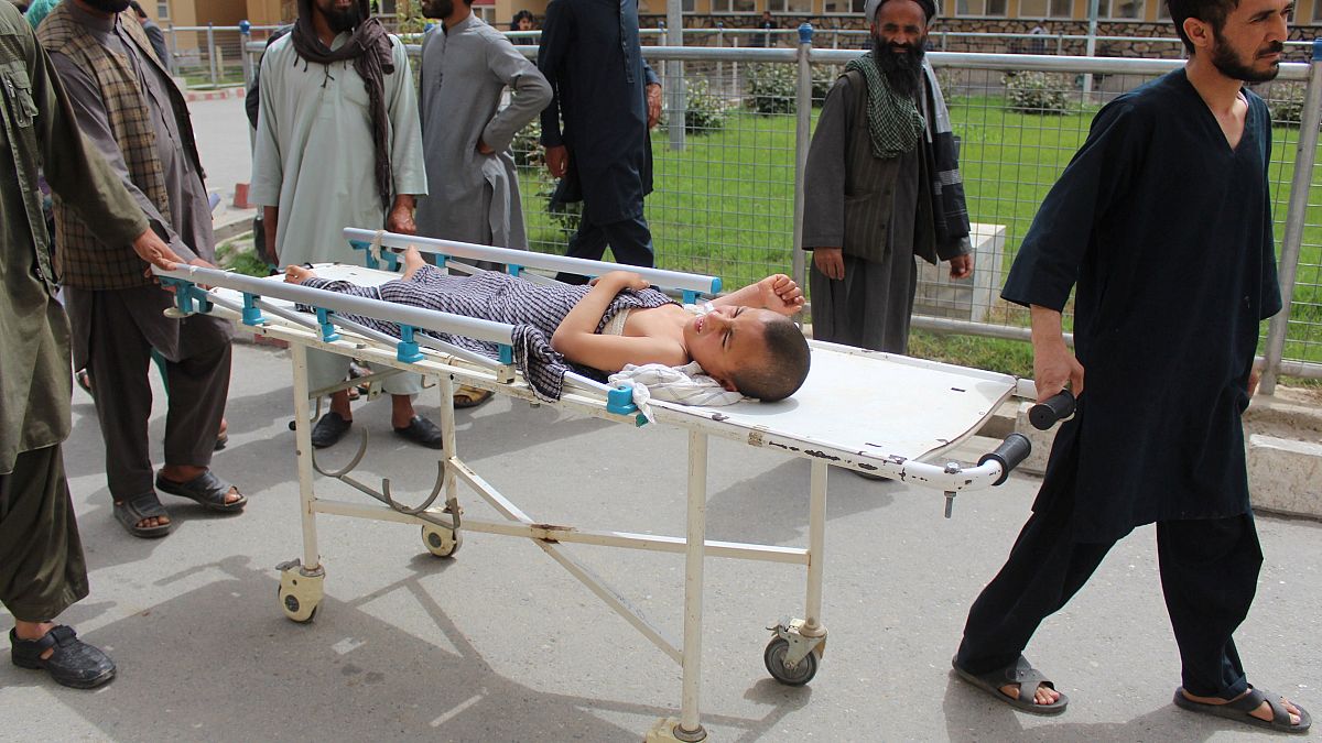 طفل يتلقى العلاج بعد إصابته بالضربة الجوية الحكومية بأفغانستان
