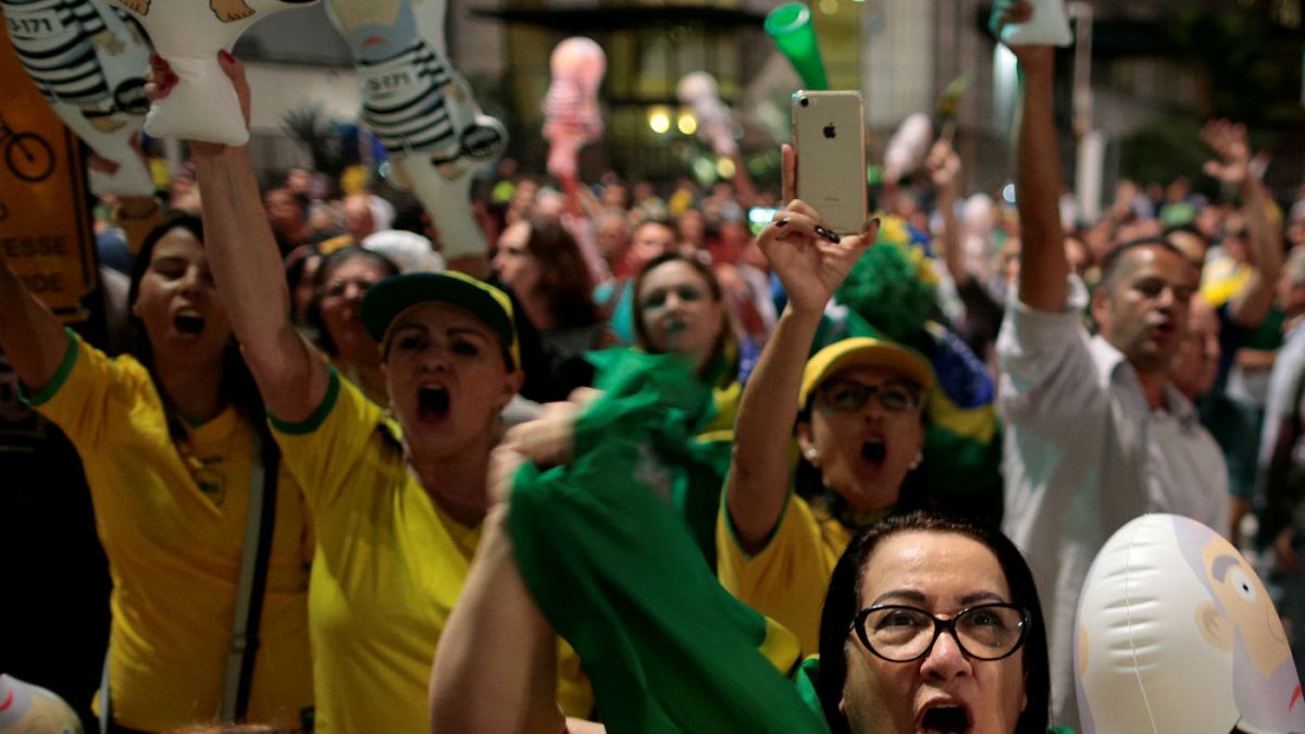 Βραζιλία: «Λούλα κλέφτη, η θέση σου είναι στη φυλακή» λένε οι διαδηλωτές
