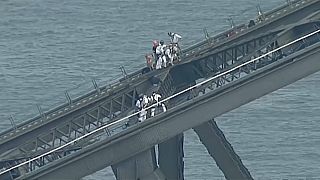 Sidney: un uomo tenta di scalare il Sidney harbour Bridge