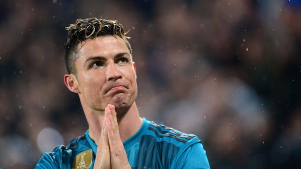 كريستيانو رونالدو: "لأول مرة في حياتي أَمُرُّ بمثل هذا الموقف" كريستيانو رونالدو: "لأول مرة في حياتي أَمُرُّ بمثل هذا الموقف"