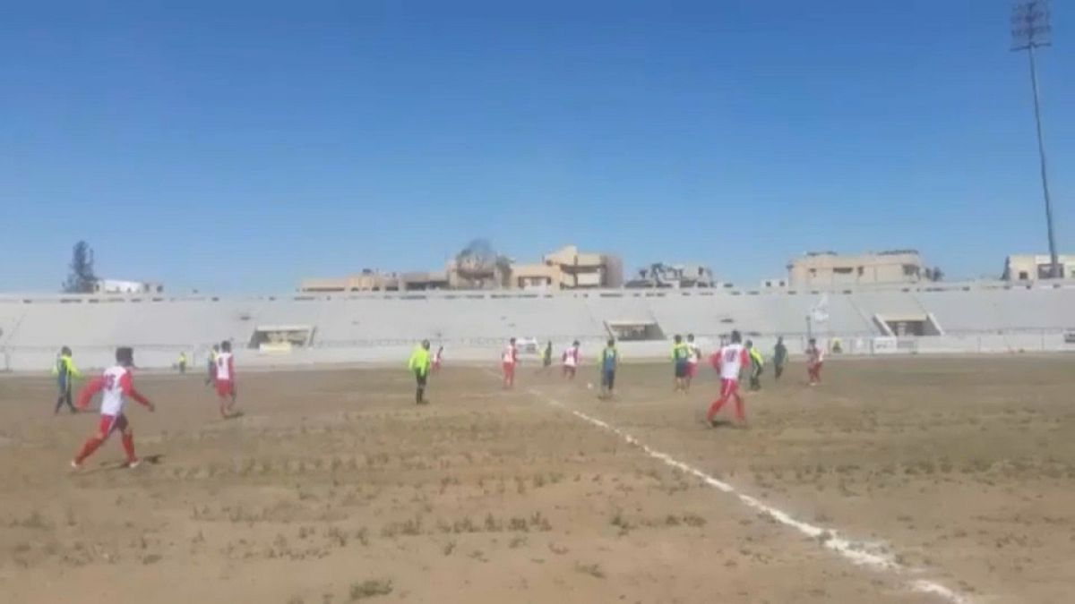 Match de foot historique dans le stade de Raqqa 
