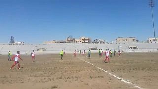 Match de foot historique dans le stade de Raqqa