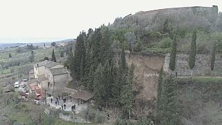 Crolla porzione di mura a san Gimignano