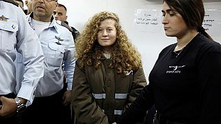 هد التميمي لدى دخولها قاعة محكمة عسكرية في سجن عوفر بالقرب من رام الله.