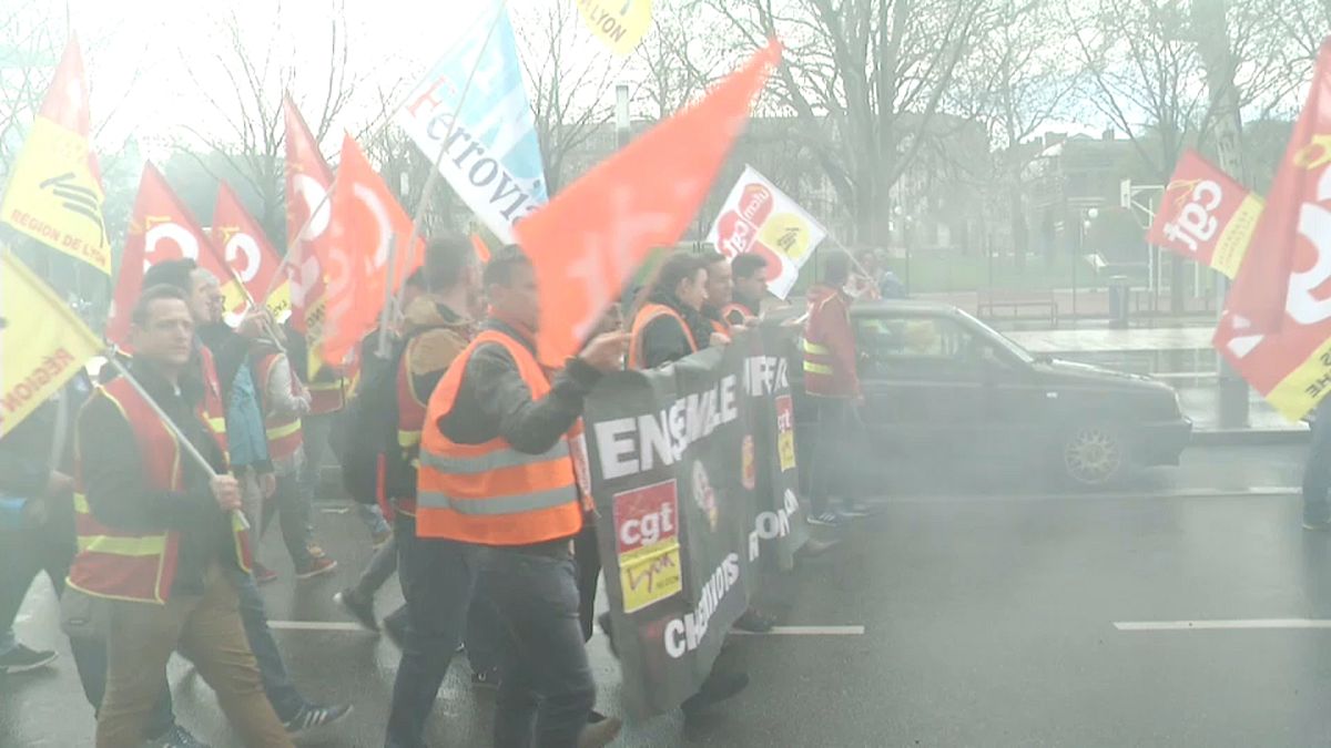 Francia: sciopero ferrovie, continuano i cortei 