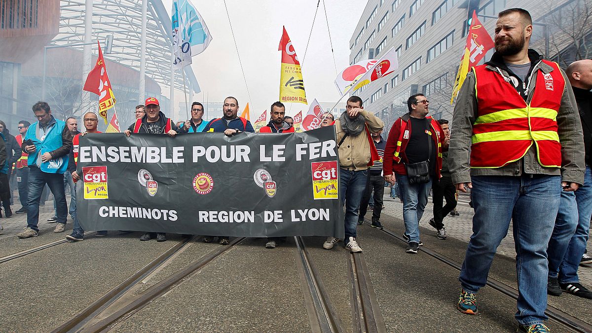 شاهد: المسافرون الفرنسيون يتحدون الإضراب باقتحام القطارات من خلال النوافذ