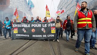 شاهد: المسافرون الفرنسيون يتحدون الإضراب باقتحام القطارات من خلال النوافذ