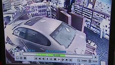 Auto rast in Apotheke: Kunden rennen um ihr Leben