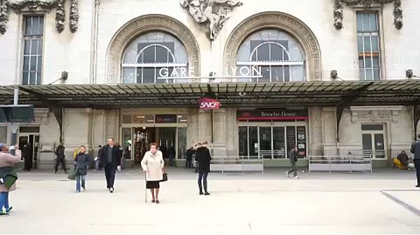 Tömegjelenetek a francia vasutassztrájk miatt Tömegjelenetek a francia vasutassztrájk miatt