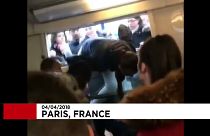 Des passagers entrent dans le RER... par la fenêtre