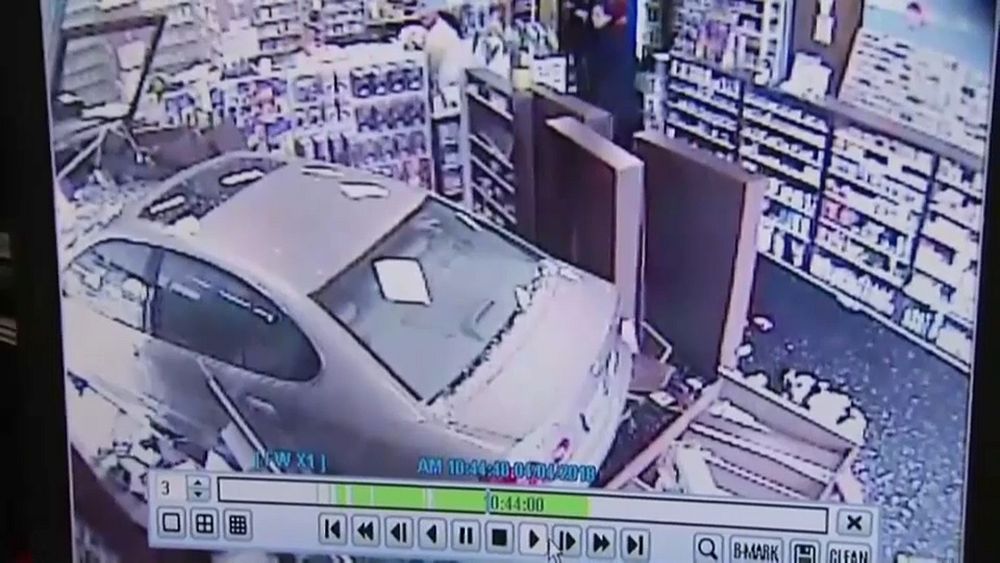 VIDEO : Car crashes through the doors of a Maryland pharmacy | Euronews