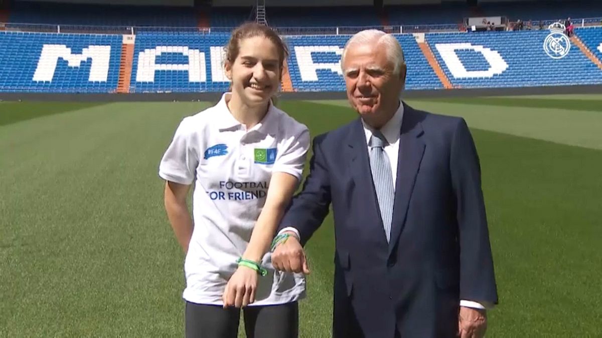 اهدای دستبند دوستی سفیران «فوتبال برای دوستی» به رئال مادرید