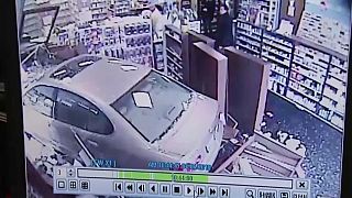 شاهد: سائق "متشنج" يخترق بسيارته صيدلية في ماريلاند