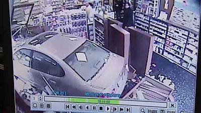 شاهد: سائق "متشنج" يخترق بسيارته صيدلية في ماريلاند