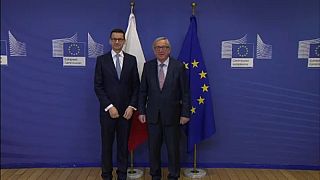 O PM polaco Mateusz Morawiecki e Jean-Claude Juncker