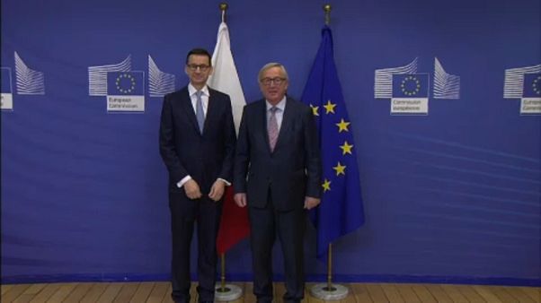 O PM polaco Mateusz Morawiecki e Jean-Claude Juncker O PM polaco Mateusz Morawiecki e Jean-Claude Juncker