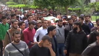 شاهد: جنازة مهيبة بعد مقتل فلسطيني بنيران إسرائيلية