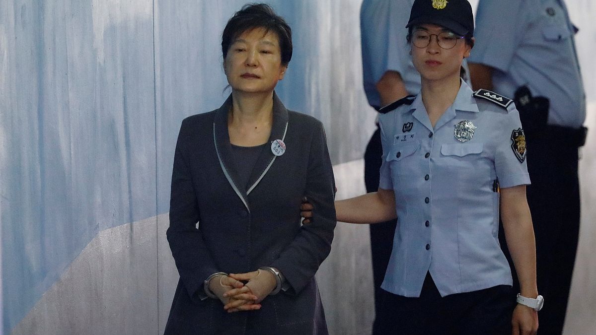 Экс-президент Южной Кореи Пак Кын Хе приговорена к 24-м годам тюремного заключения - Рейтер