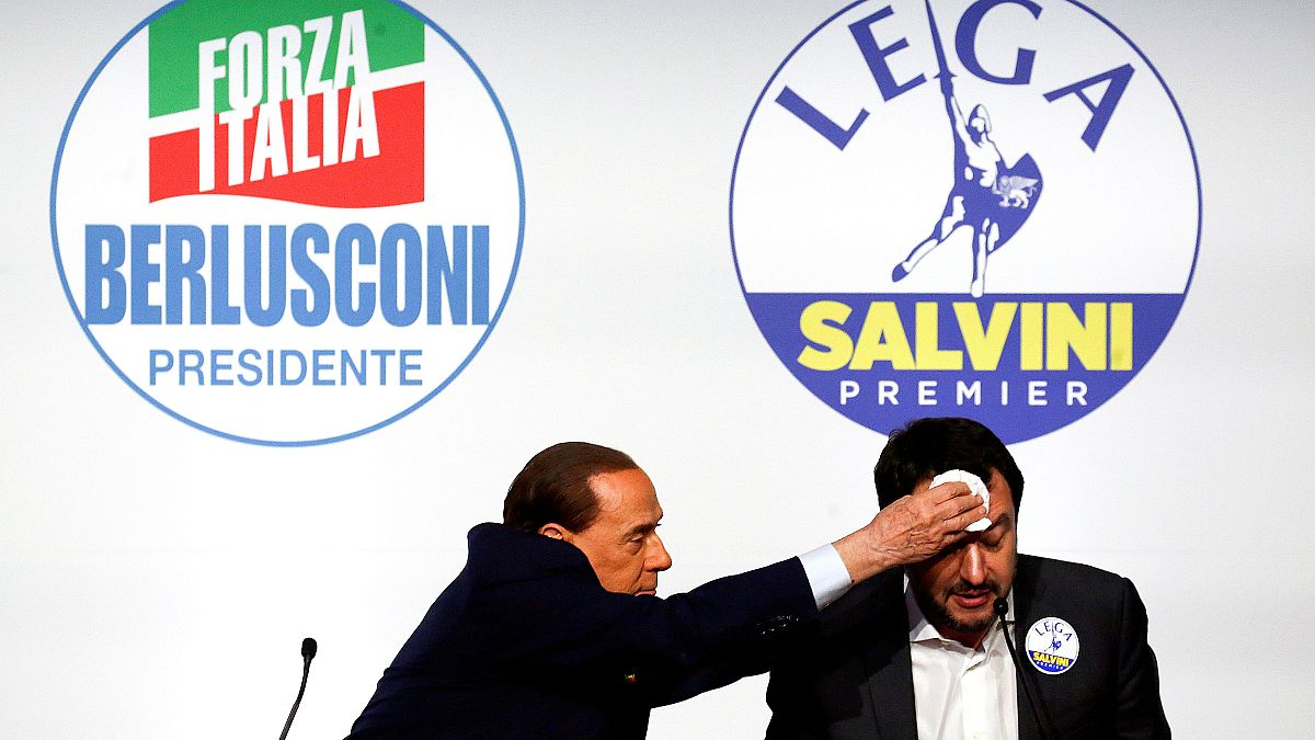 Berlusconi (Forza Italia) wischt Salvini (Lega) den Schweiß von der Stirn