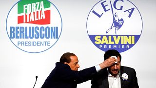 Berlusconi (Forza Italia) wischt Salvini (Lega) den Schweiß von der Stirn