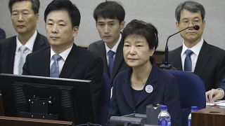 Börtönbüntetésre ítélték a volt dél-koreai elnököt