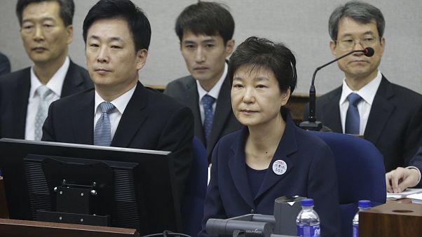 Börtönbüntetésre ítélték a volt dél-koreai elnököt Börtönbüntetésre ítélték a volt dél-koreai elnököt