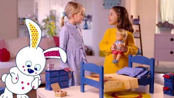Zwei Mädchen in einer Fernsehwerbung zur neuen Ausgabe der Cicciobello Zwei Mädchen in einer Fernsehwerbung zur neuen Ausgabe der Cicciobello